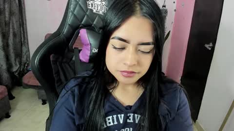 Snapshot of vio_let_ chatting on 10/26/25, 03:34 Daniela online show from 10/26/25, 03:34