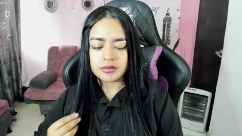 Snapshot of vio_let_ chatting on 10/26/25, 03:40 Daniela online show from 10/26/25, 03:40