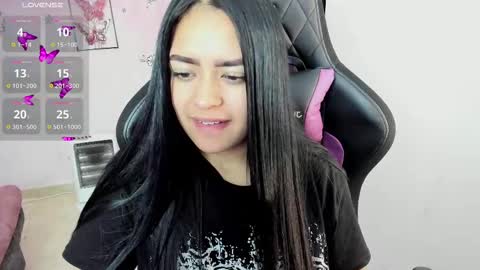 Snapshot of vio_let_ chatting on 11/04/25, 03:33 Daniela online show from 11/04/25, 03:33