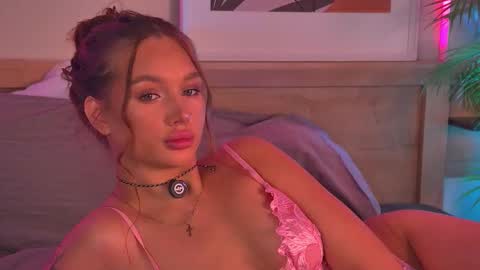 Snapshot of violaflirt chatting on 10/24/25, 05:04 violaflirt online show from 10/24/25, 05:04