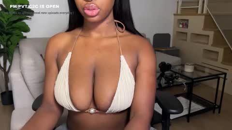 Snapshot of violet6xft chatting on 02/19/26, 05:25 Fantasy Black Girl online show from 02/19/26, 05:25