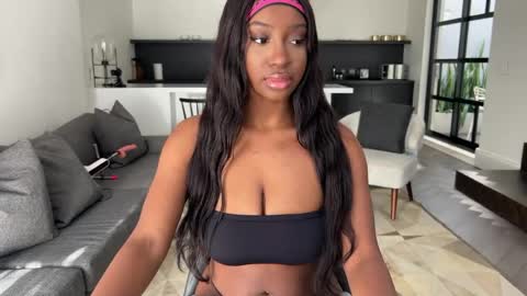 Snapshot of violet6xft chatting on 05/08/26, 01:49 Fantasy Black Girl online show from 05/08/26, 01:49