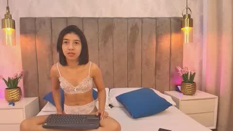 Snapshot of violet_606 chatting on 12/15/25, 01:04 Violeta online show from 12/15/25, 01:04