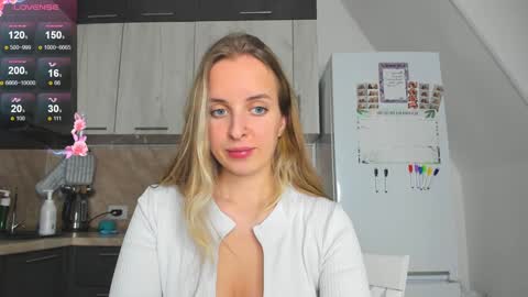 Snapshot of violet_blue_eyes chatting on 12/10/24, 01:44 Violet online show from 12/10/24, 01:44