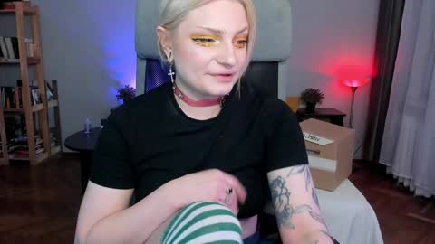 violet_oblivion online show from 01/07/25, 09:35