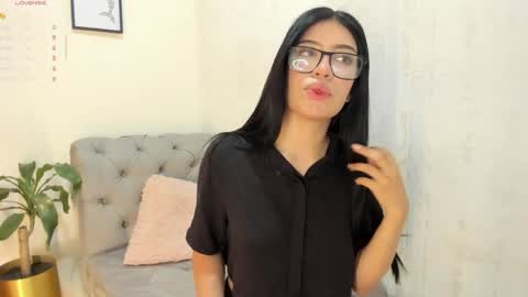 Snapshot of violet_rose_8 chatting on 05/27/26, 06:16 Violet online show from 05/27/26, 06:16