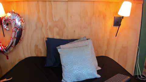 Violeta bee online show from 03/01/25, 03:05