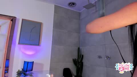 Snapshot of violeta_dh chatting on 11/22/25, 12:15 Violeta online show from 11/22/25, 12:15