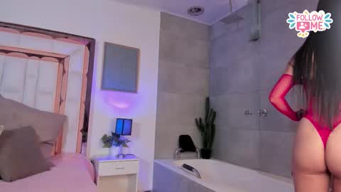 Snapshot of violeta_dh chatting on 11/25/25, 12:05 Violeta online show from 11/25/25, 12:05