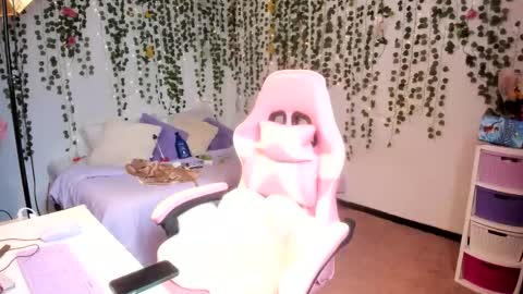 Snapshot of violeta_milleer chatting on 10/15/25, 04:07 Violeta online show from 10/15/25, 04:07