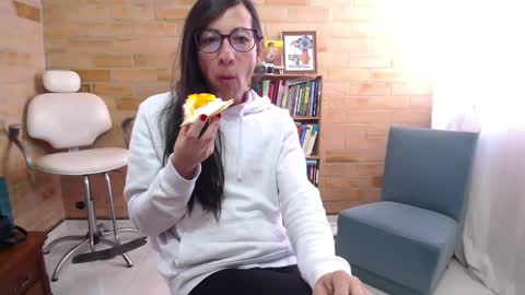 Snapshot of violetagomez_co chatting on 12/15/25, 02:54 Violeta Gmez online show from 12/15/25, 02:54