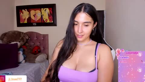 Snapshot of violetalee chatting on 04/21/26, 02:37 Jimena online show from 04/21/26, 02:37