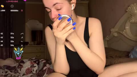 Snapshot of violetamelia chatting on 04/19/26, 06:21 Eva online show from 04/19/26, 06:21