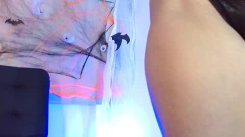 Snapshot of violetarainn chatting on 10/24/25, 04:14 Violeta online show from 10/24/25, 04:14