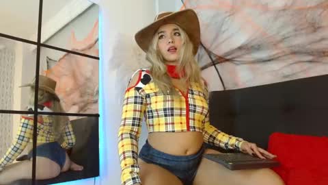 Snapshot of violetarainn chatting on 10/31/25, 12:17 Violeta online show from 10/31/25, 12:17