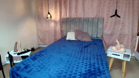 Snapshot of violetascott_ chatting on 12/17/24, 12:43 VIOLETA online show from 12/17/24, 12:43