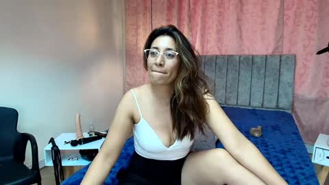 Snapshot of violetascott_ chatting on 12/17/24, 04:21 VIOLETA online show from 12/17/24, 04:21