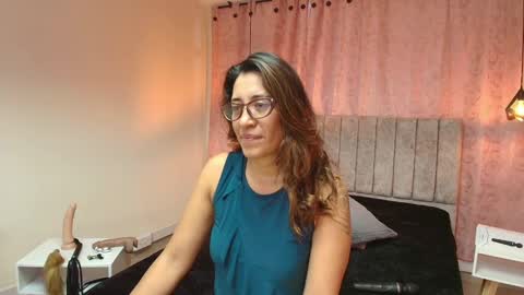 Snapshot of violetascott_ chatting on 02/17/25, 12:48 VIOLETA online show from 02/17/25, 12:48