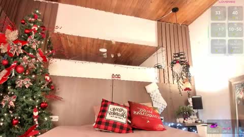 Snapshot of violetcarson_ chatting on 12/15/25, 01:37 Violet online show from 12/15/25, 01:37