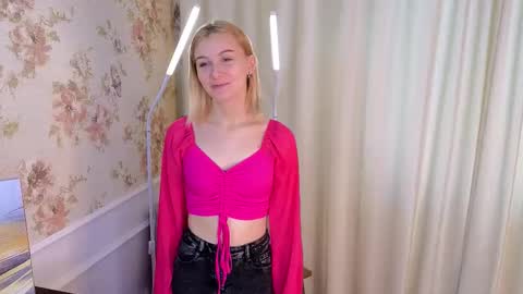 Snapshot of violetdelcourt chatting on 10/16/25, 03:18 Mia online show from 10/16/25, 03:18