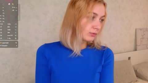 Snapshot of violetdelcourt chatting on 10/17/25, 03:31 Mia online show from 10/17/25, 03:31