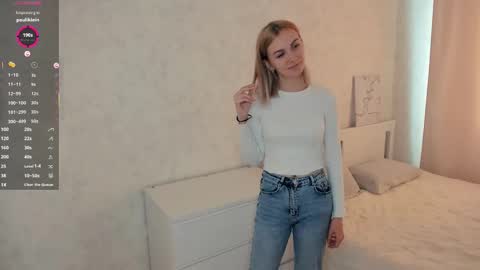 Snapshot of violetdelcourt chatting on 10/18/25, 03:20 Mia online show from 10/18/25, 03:20