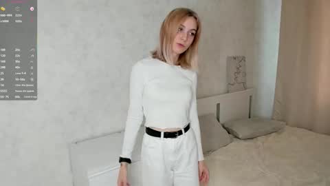 Snapshot of violetdelcourt chatting on 10/22/25, 04:24 Mia online show from 10/22/25, 04:24