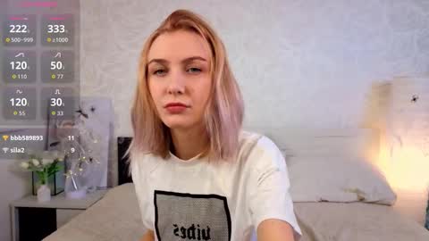 Snapshot of violetdelcourt chatting on 10/29/25, 04:37 Mia online show from 10/29/25, 04:37