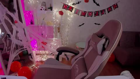 Violet online show from 10/23/25, 04:17