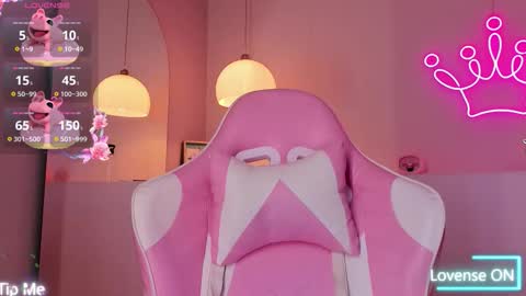 Snapshot of violeth_hill chatting on 11/25/25, 07:03 Violeth Hill online show from 11/25/25, 07:03