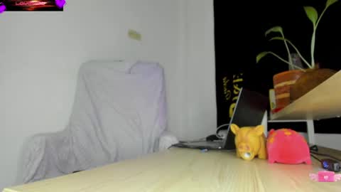 Snapshot of violetparkker chatting on 04/20/26, 02:03 violetparkker online show from 04/20/26, 02:03