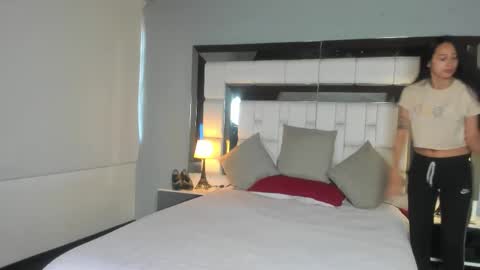 Snapshot of violetskinny chatting on 11/21/25, 08:29 violetskinny online show from 11/21/25, 08:29