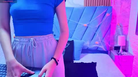 Snapshot of violett__golden chatting on 10/12/25, 08:52 ViolettGolden online show from 10/12/25, 08:52