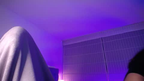 violett_queen122 online show from 10/21/25, 03:07