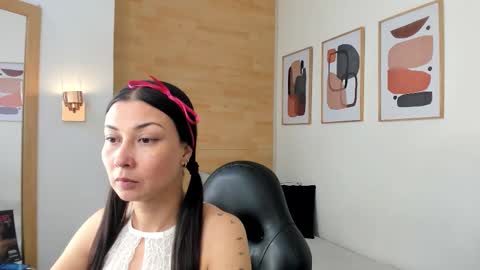 Snapshot of violetta_90_ chatting on 10/24/25, 11:17 Violeta  online show from 10/24/25, 11:17