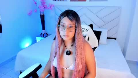 Snapshot of violette33 chatting on 07/08/26, 06:34 Violette online show from 07/08/26, 06:34