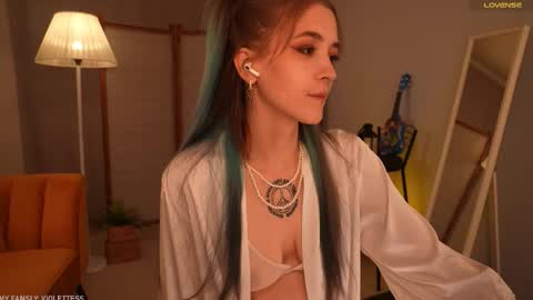 Snapshot of violettessa chatting on 10/15/25, 10:59 violettessa online show from 10/15/25, 10:59