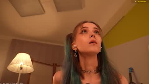 Snapshot of violettessa chatting on 10/17/25, 10:40 violettessa online show from 10/17/25, 10:40