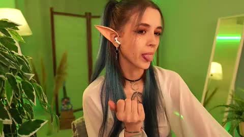 Snapshot of violettessa chatting on 11/13/25, 11:42 violettessa online show from 11/13/25, 11:42