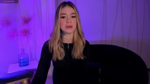 Snapshot of violetthansson chatting on 01/09/26, 11:35 Violett online show from 01/09/26, 11:35