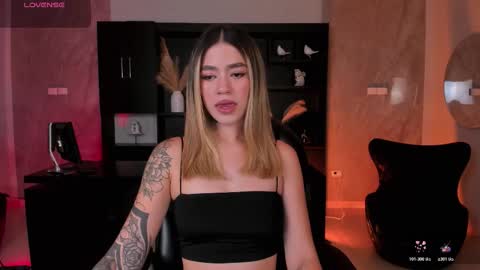 Snapshot of violetthansson chatting on 03/25/26, 07:31 Violett online show from 03/25/26, 07:31