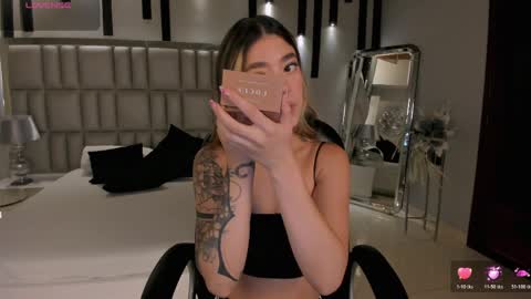 Snapshot of violetthansson chatting on 03/27/26, 11:21 Violett online show from 03/27/26, 11:21