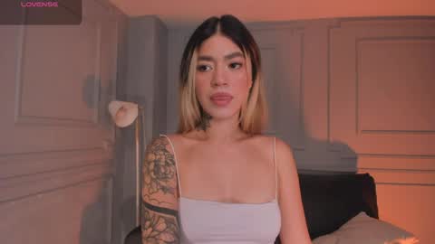 Snapshot of violetthansson chatting on 04/15/26, 09:27 Violett online show from 04/15/26, 09:27