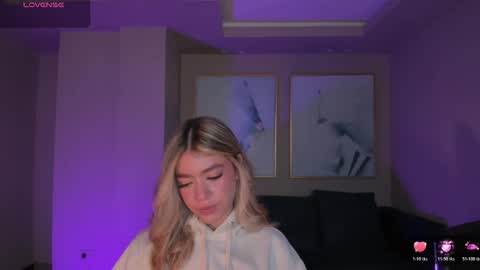 Snapshot of violetthansson chatting on 05/19/26, 09:04 Violett online show from 05/19/26, 09:04