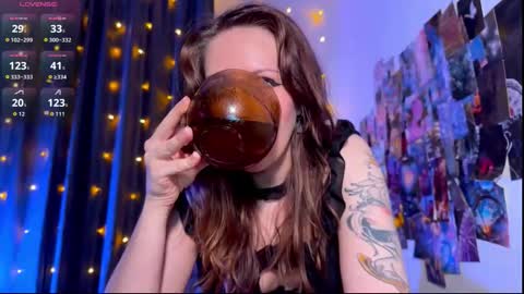 Snapshot of violettmo0n chatting on 03/05/26, 12:50 Next stream 1522026 400 GMT 3 online show from 03/05/26, 12:50