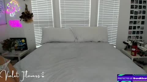 Snapshot of violetttflowers chatting on 04/08/26, 05:24 Violet Flowers online show from 04/08/26, 05:24
