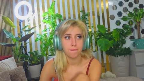Snapshot of violetttttacb chatting on 10/20/25, 05:41 Violetta online show from 10/20/25, 05:41