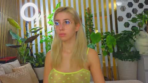 Snapshot of violetttttacb chatting on 10/20/25, 08:31 Violetta online show from 10/20/25, 08:31