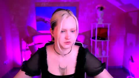 Snapshot of violettwoods chatting on 06/14/26, 06:15 Violett online show from 06/14/26, 06:15
