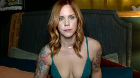 Snapshot of violetxsweets chatting on 12/13/24, 01:37 Violet online show from 12/13/24, 01:37